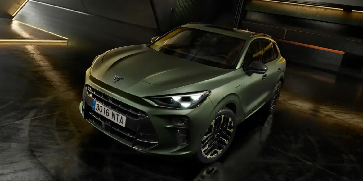 CUPRA Terramar SUV in grün, fotografiert schräg von vorne in einer modernen Garage.