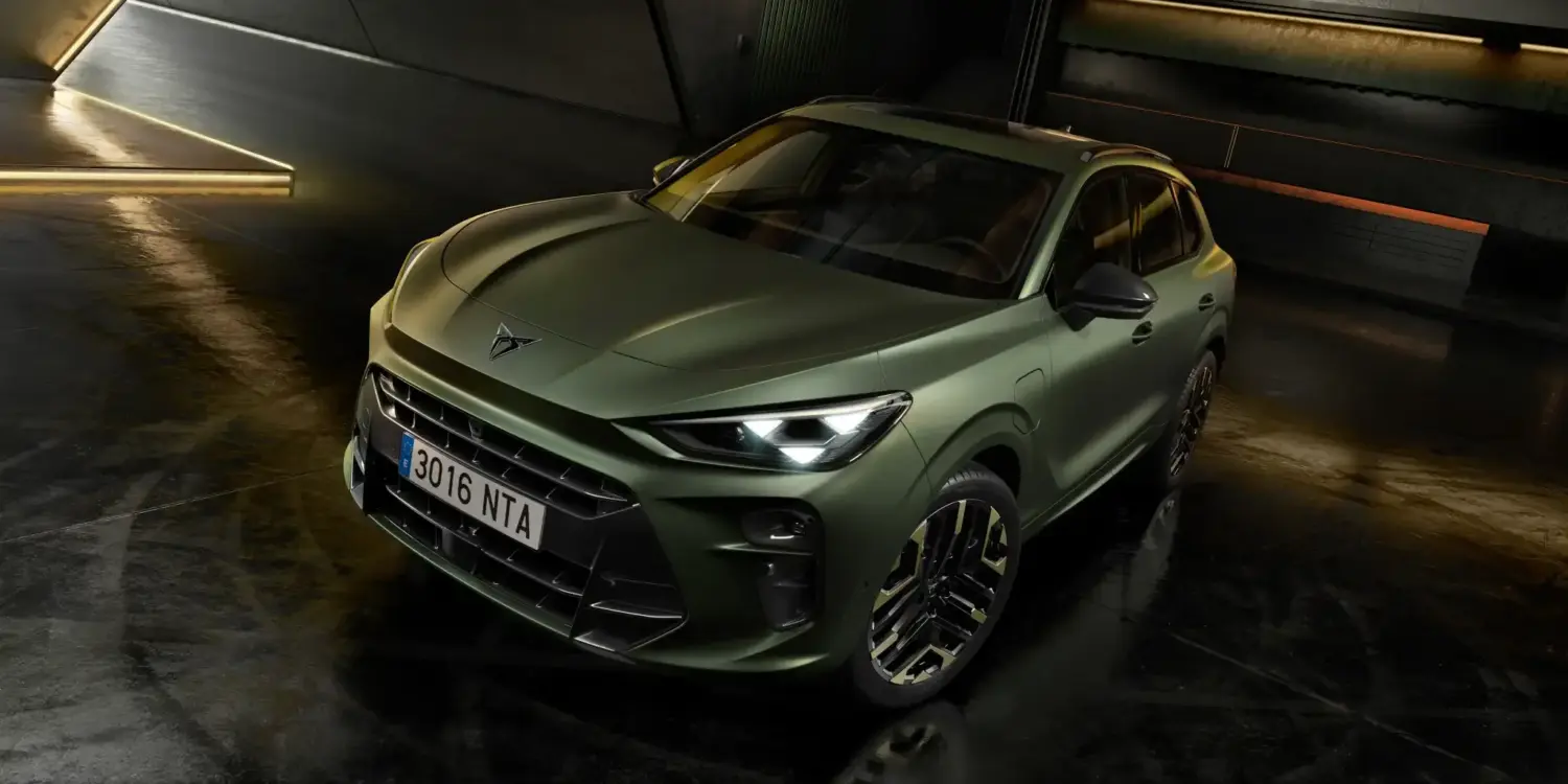 CUPRA Terramar SUV in grün, fotografiert schräg von vorne in einer modernen Garage.