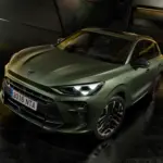 CUPRA Terramar SUV in grün, fotografiert schräg von vorne in einer modernen Garage.
