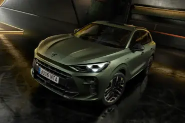 CUPRA Terramar SUV in grün, fotografiert schräg von vorne in einer modernen Garage.