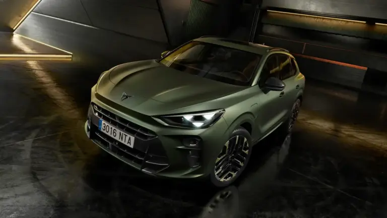 CUPRA Terramar SUV in grün, fotografiert schräg von vorne in einer modernen Garage.