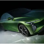DFM Forthing 7 REEV Plug-in-Hybrid-Limousine in auffälligem Grün im Studio, seitliche Frontansicht, beleuchtet.