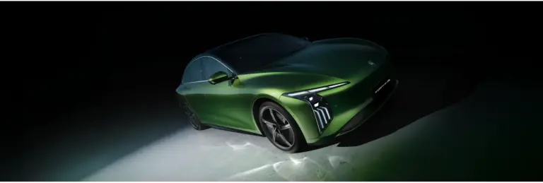 DFM Forthing 7 REEV Plug-in-Hybrid-Limousine in auffälligem Grün im Studio, seitliche Frontansicht, beleuchtet.