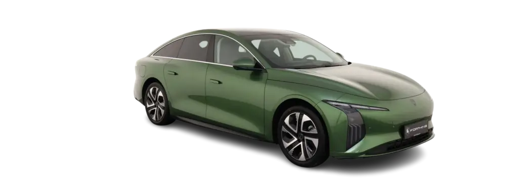 Grüne DFM Forthing 7 REEV Limousine als Plug-in-Hybrid von schräg vorne