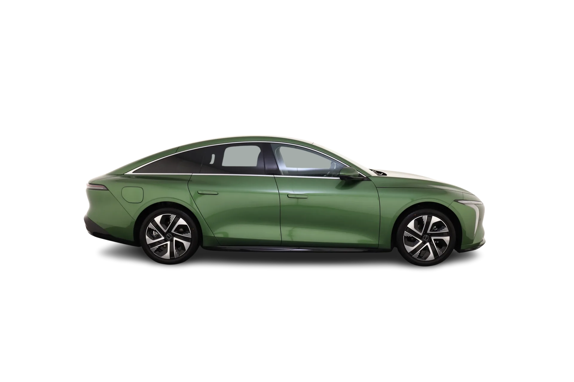 Grüne Limousine DFM Forthing 7 REEV von der Seite vor schwarzem Hintergrund