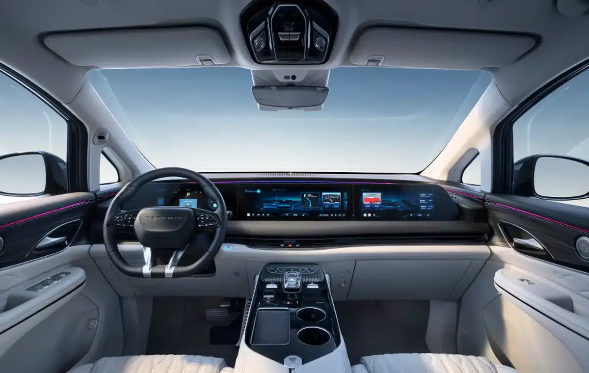 Modernes Cockpit und Panoramadach des DFM Forthing 9 HEV mit digitalen Anzeigen und hochwertiger Ausstattung.