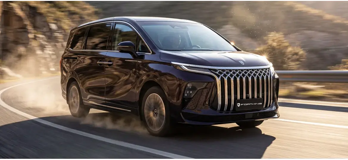 DFM Forthing 9 PHEV Großraumvan fährt dynamisch auf kurviger Bergstraße