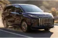 DFM Forthing 9 PHEV Großraumvan fährt dynamisch auf kurviger Bergstraße