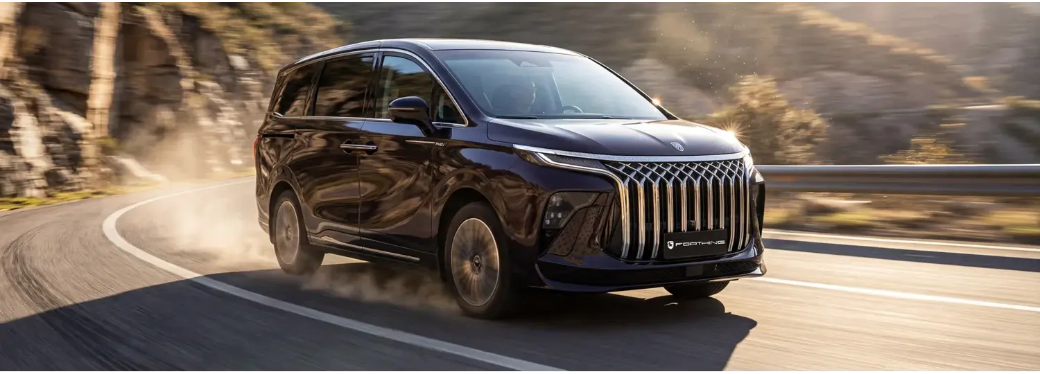 DFM Forthing 9 PHEV Großraumvan fährt dynamisch auf kurviger Bergstraße