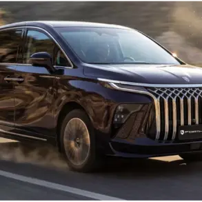 DFM Forthing 9 PHEV Großraumvan fährt dynamisch auf kurviger Bergstraße