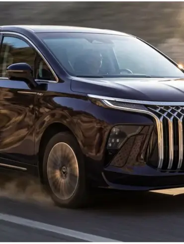 DFM Forthing 9 PHEV Großraumvan fährt dynamisch auf kurviger Bergstraße
