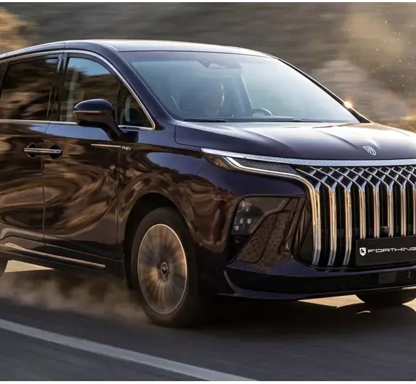DFM Forthing 9 PHEV Großraumvan fährt dynamisch auf kurviger Bergstraße