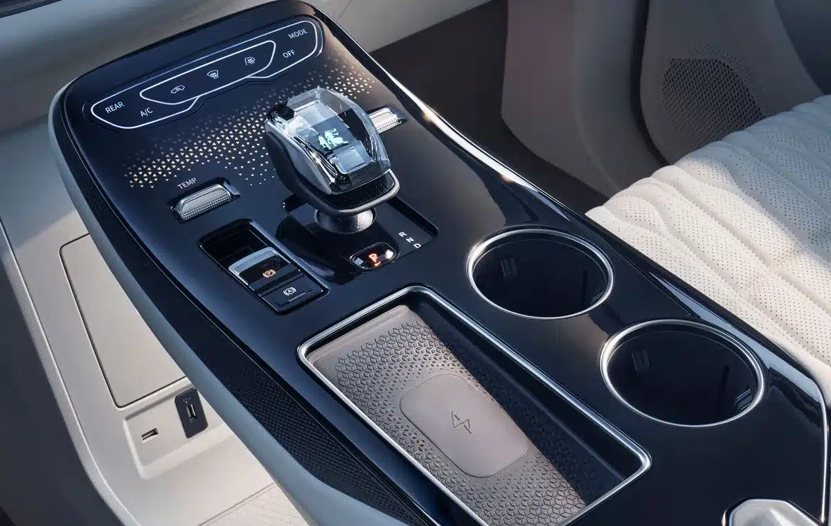 Detailansicht der Mittelkonsole mit Gangwahlschalter und Bedienelementen im DFM Forthing 9 PHEV