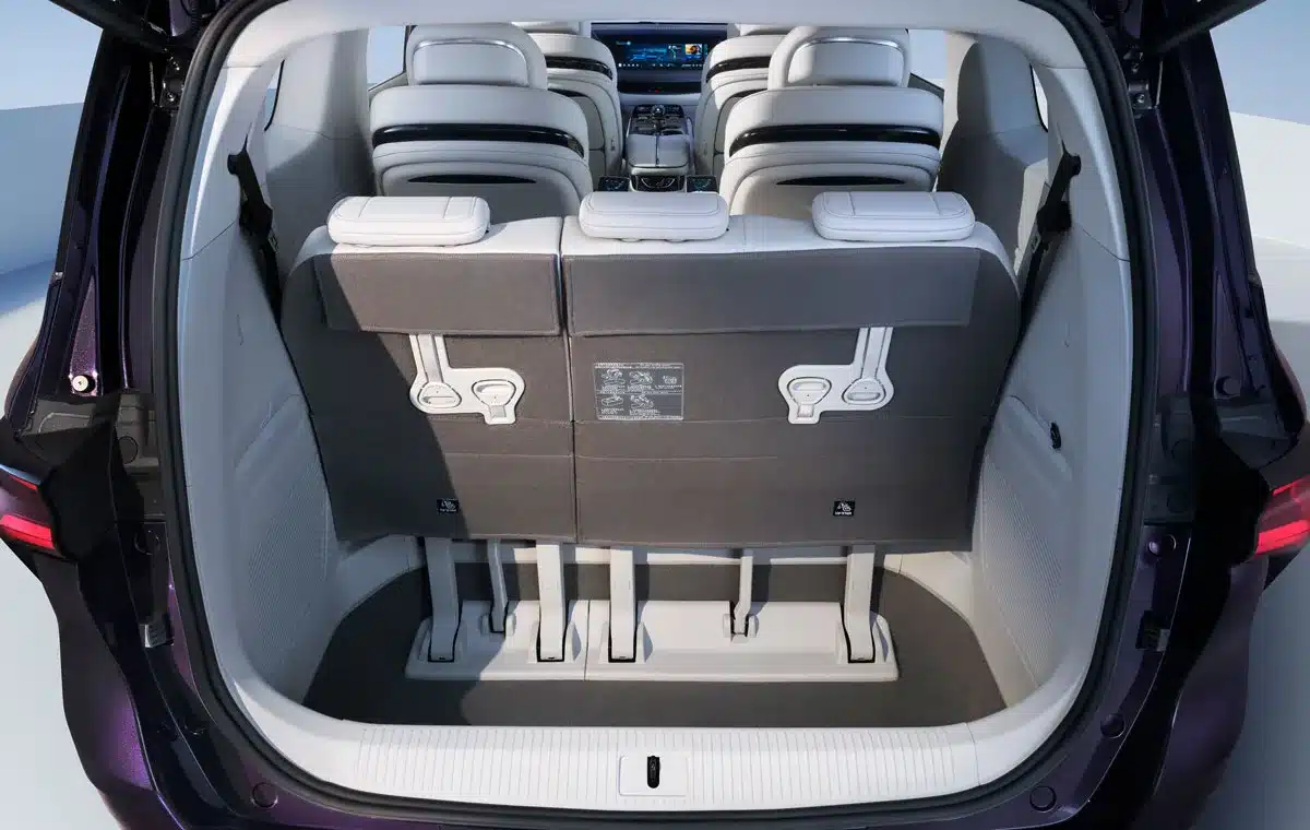 Kofferraum und Innenraum des DFM Forthing 9 PHEV mit sieben Sitzen