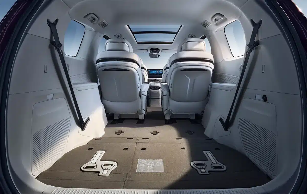 Innenansicht des DFM Forthing 9 PHEV mit umgeklappter dritter Sitzreihe und Panoramadach
