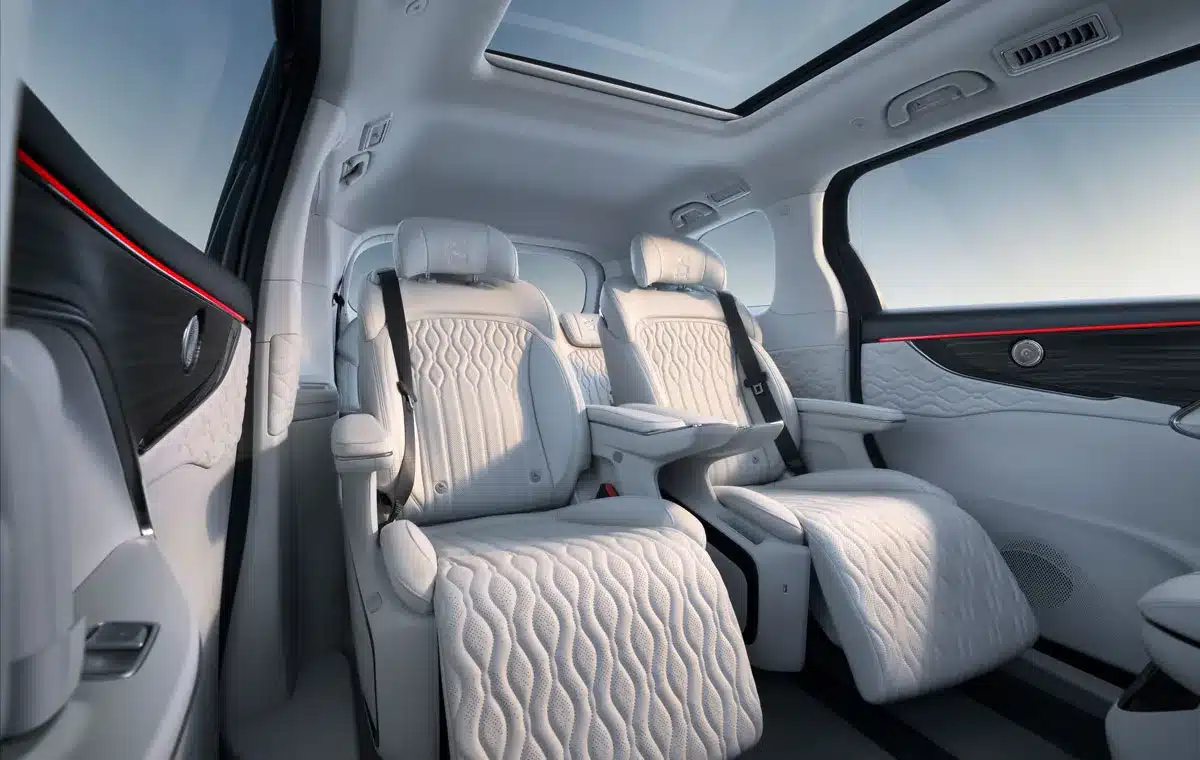 Innenraum des DFM Forthing 9 PHEV, Blick auf die komfortable zweite Sitzreihe mit weißen Ledersitzen und Panoramadach.