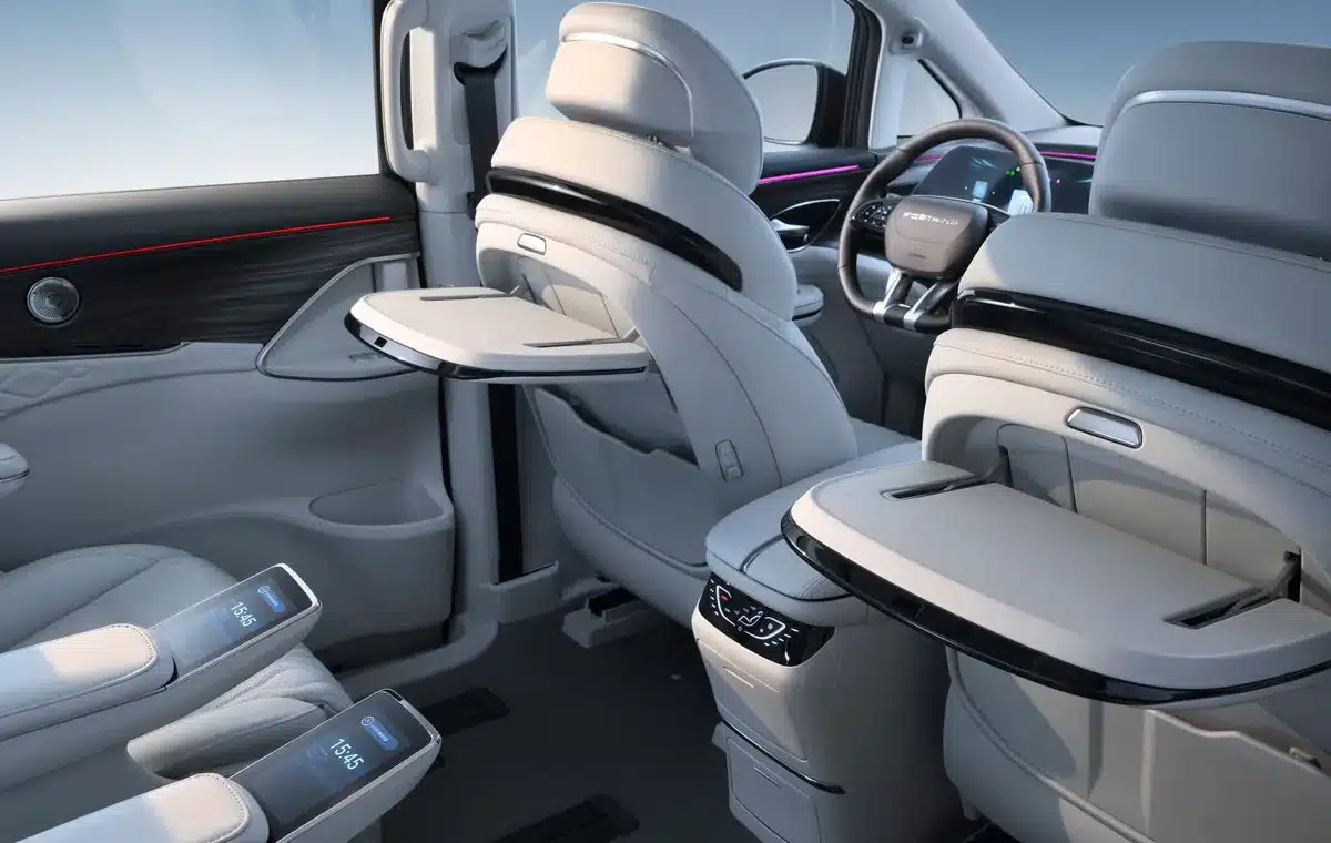 Zweite Sitzreihe im DFM Forthing 9 PHEV mit Klapptischen, Touchscreens in den Armlehnen und luxuriöser Ausstattung.