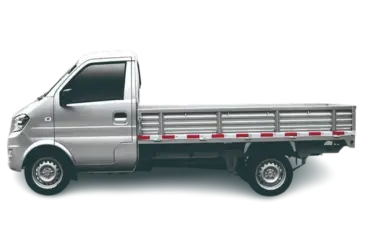 Silberner DFSK EC31 EV Elektro-Transporter von der Seite auf weißem Hintergrund