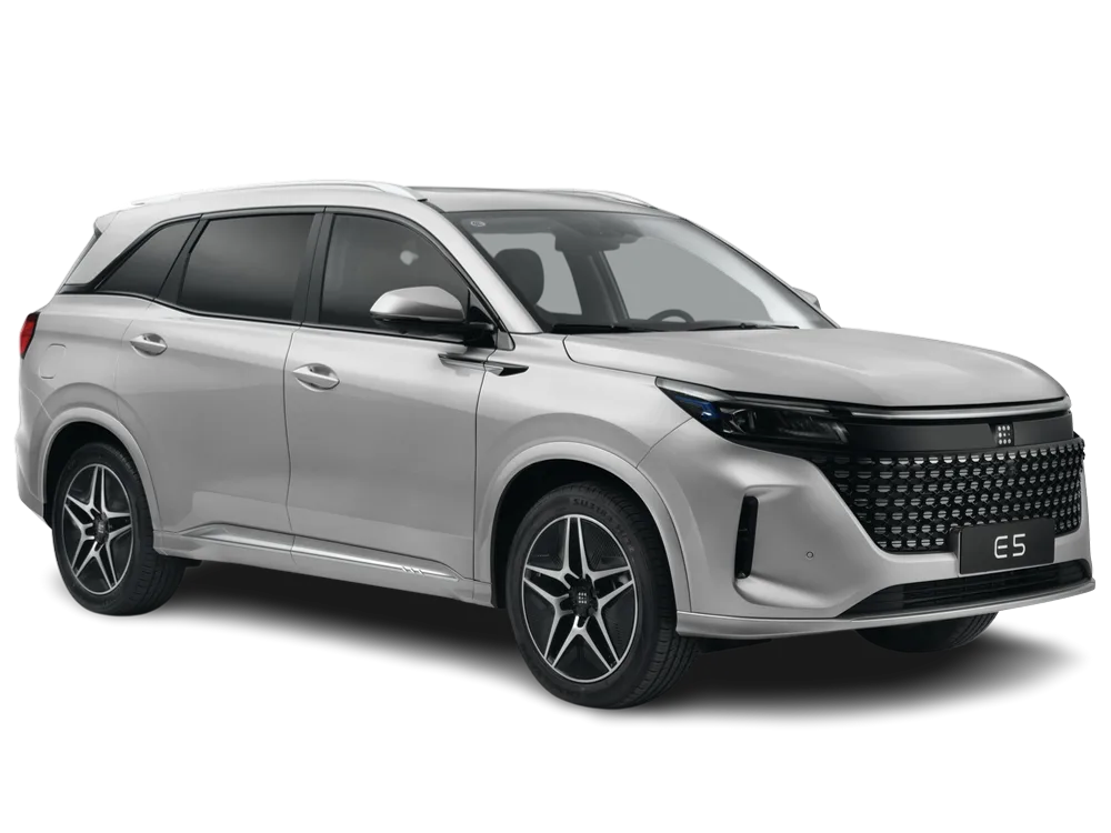 DFSK Fengon E5 PHEV weißer SUV in seitlicher Frontalansicht