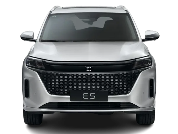 Frontansicht des DFSK Fengon E5 PHEV in Silber vor weißem Hintergrund