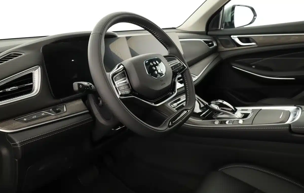 Lenkrad und Armaturenbrett im DFSK Fengon E5 PHEV Plug-in-Hybrid-SUV