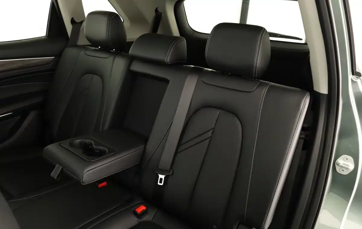 Zweite Sitzreihe des DFSK Fengon E5 PHEV mit drei Plätzen und Mittelarmlehne