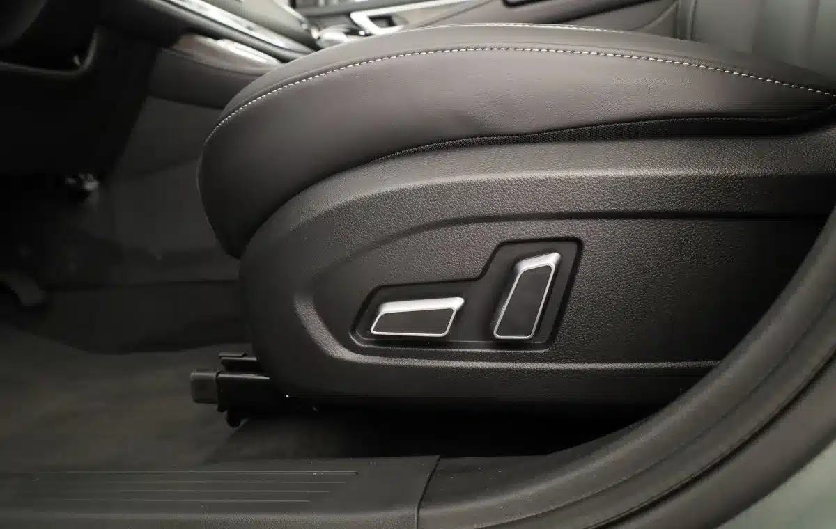 Elektrisch verstellbarer Fahrersitz im DFSK Fengon E5 PHEV, Detail der Bedienelemente