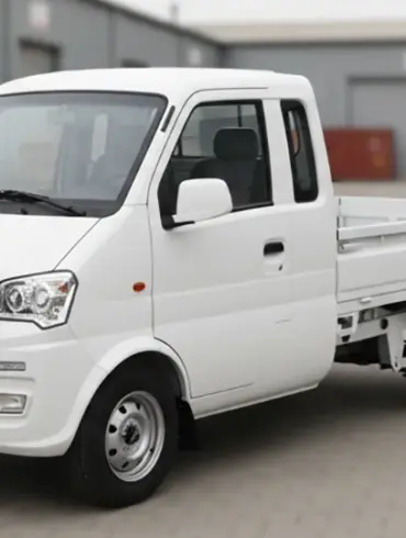 DFSK K01H-1.3L Kleintransporter stehend auf einem Betriebshof, Seitenansicht