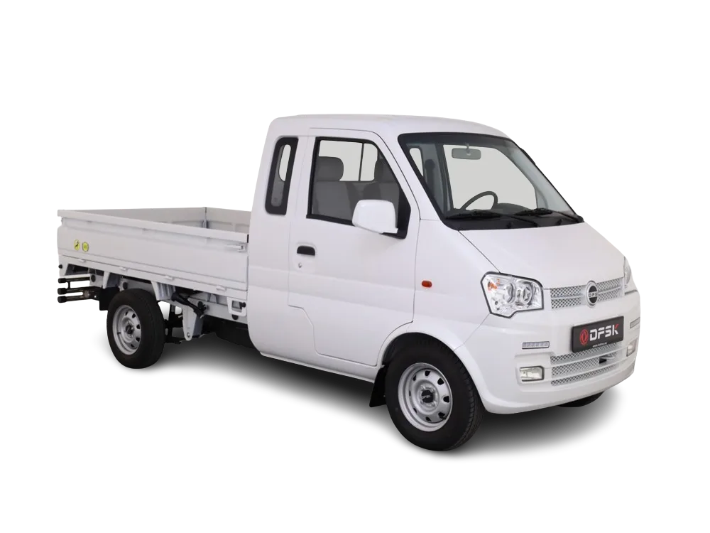 Weißer DFSK K01H-1.3L Kleintransporter von schräg vorne mit offener Ladefläche.