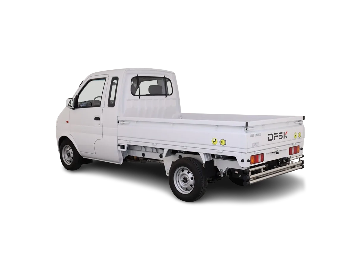 Weißer DFSK K01H-1.3L Kleintransporter, Ansicht von schräg hinten auf schwarzem Hintergrund