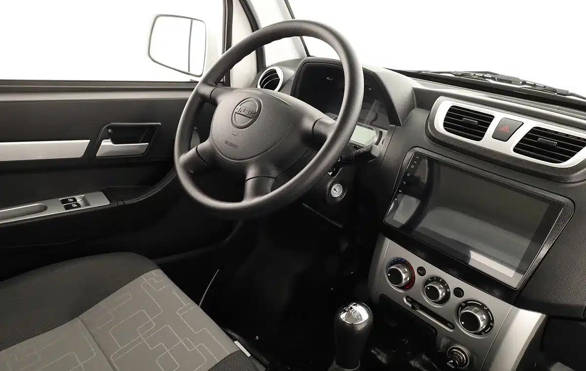 Cockpit und Innenraum des DFSK K01H-1.3L mit Lenkrad, Schaltknüppel und Touchdisplay