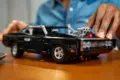LEGO Technic Fast & Furious Dodge Charger R/T als Modellauto auf einem Tisch, im Aufbau gezeigt