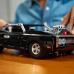 LEGO Technic Fast & Furious Dodge Charger R/T als Modellauto auf einem Tisch, im Aufbau gezeigt
