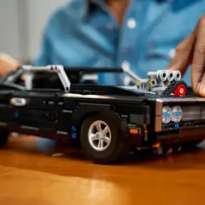 LEGO Technic Fast & Furious Dodge Charger R/T als Modellauto auf einem Tisch, im Aufbau gezeigt