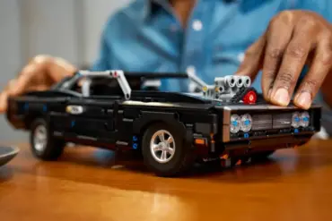 LEGO Technic Fast & Furious Dodge Charger R/T als Modellauto auf einem Tisch, im Aufbau gezeigt