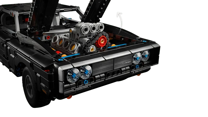Vorderansicht eines aufgebauten LEGO Technic Dodge Charger R/T mit detailliertem V8-Motor und offenem Motorraum
