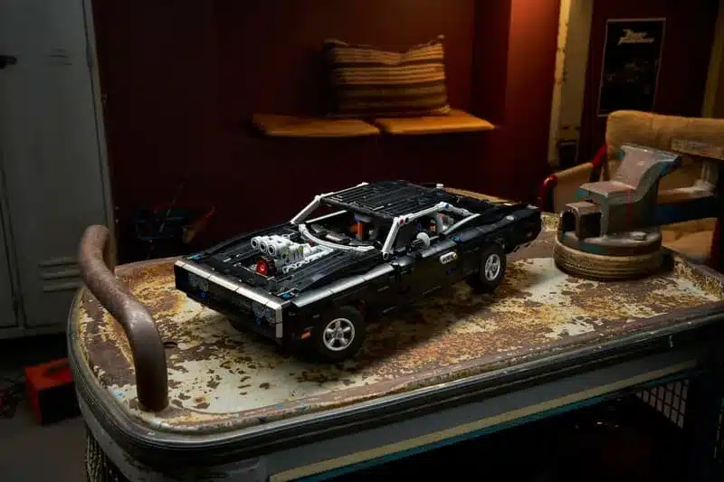 LEGO Technic Dodge Charger R/T Modell auf einem Werkstattwagen, baubar und mit V8-Motor