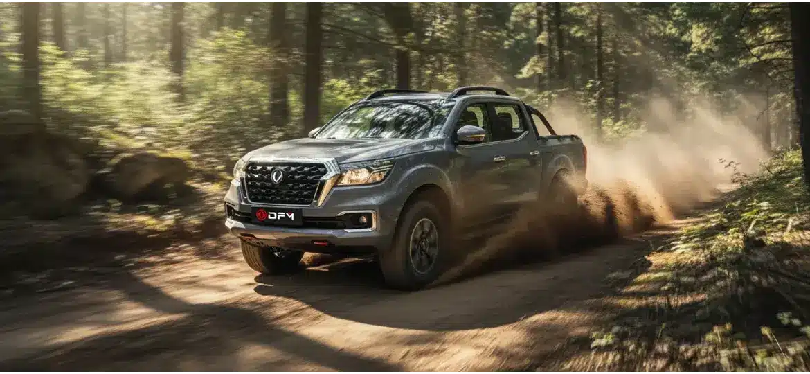 DONGFENG Rich 6 Pick-up fährt dynamisch auf einem Waldweg und wirbelt Staub auf
