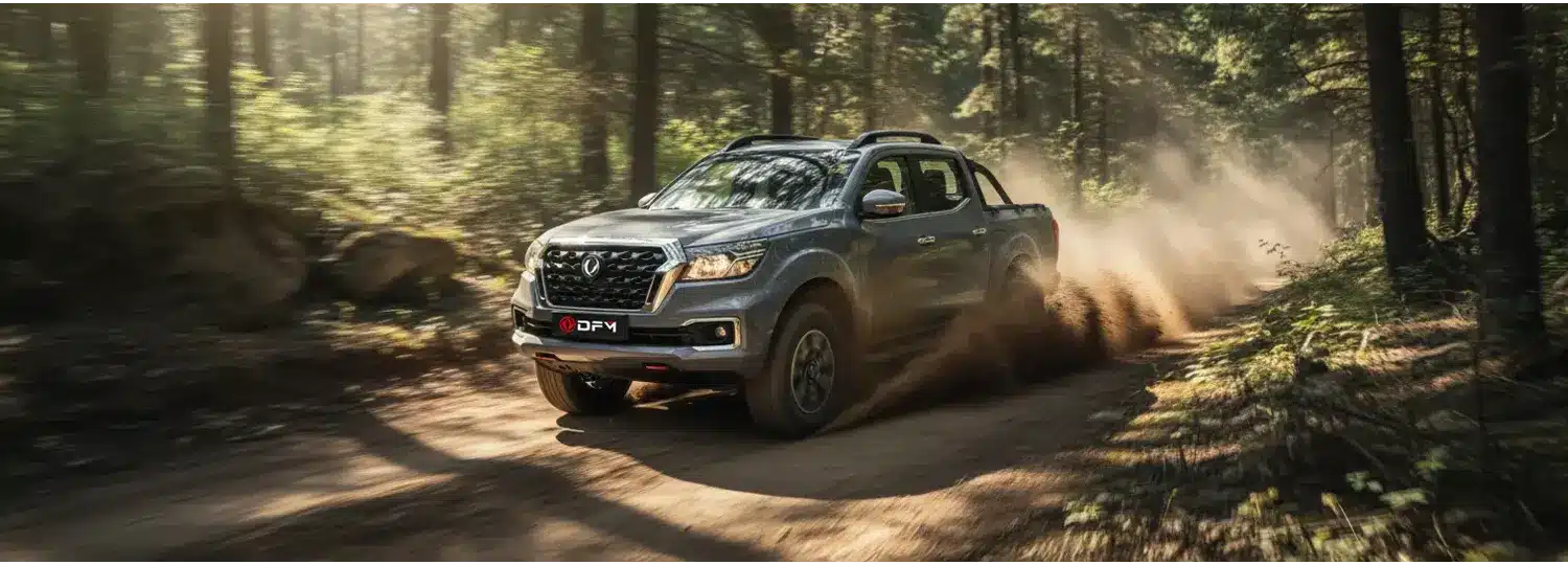 DONGFENG Rich 6 Pick-up fährt dynamisch auf einem Waldweg und wirbelt Staub auf