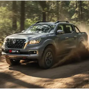 DONGFENG Rich 6 Pick-up fährt dynamisch auf einem Waldweg und wirbelt Staub auf