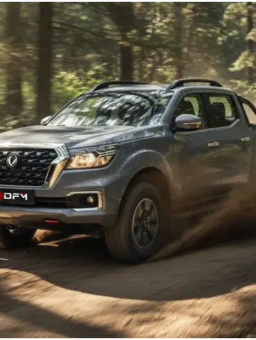 DONGFENG Rich 6 Pick-up fährt dynamisch auf einem Waldweg und wirbelt Staub auf