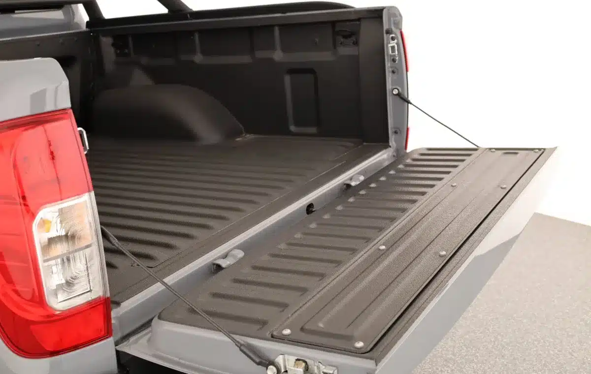 Offene Ladefläche eines DONGFENG Rich 6 Pick-up mit heruntergeklappter Heckklappe und kratzfester Beschichtung.