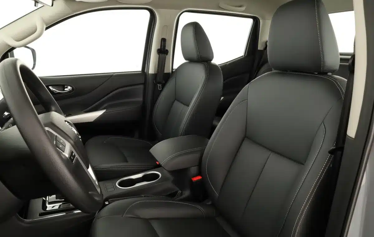 Innenraumansicht des DONGFENG Rich 6 Pick-up mit schwarzen Kunstledersitzen und Mittelarmlehne