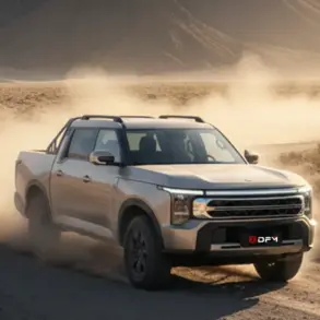 DONGFENG Rich 9 Pick Up beim Fahren auf einer staubigen Piste im Gelände, umgeben von Felsen und Bergen.