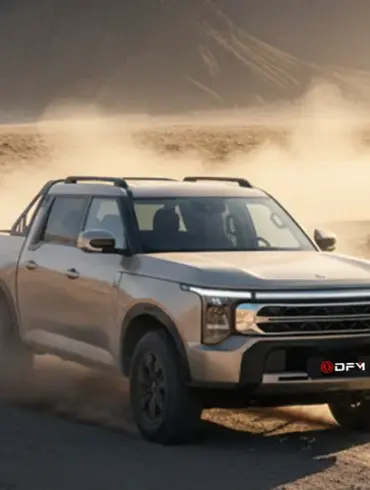 DONGFENG Rich 9 Pick Up beim Fahren auf einer staubigen Piste im Gelände, umgeben von Felsen und Bergen.
