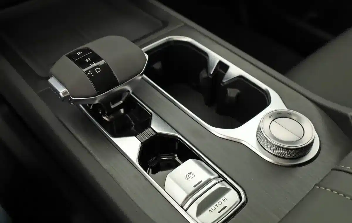 Automatik-Wählhebel und Mittelkonsole mit Bedienelementen im DONGFENG Rich 9 Pickup