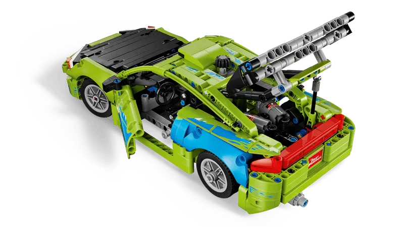 LEGO Technic Mitsubishi Eclipse aus Fast & Furious mit geöffneten Türen und Kofferraum, sichtbarem Motor und markanter Lackierung
