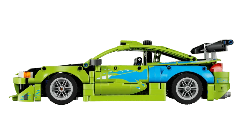Seitenansicht des LEGO Technic Mitsubishi Eclipse Modells mit grüner und blauer Lackierung sowie sportlichen Details.