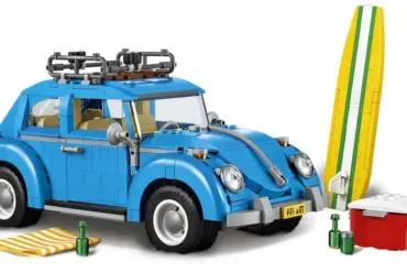 LEGO Modell des VW Käfers 10252 in Azurblau mit Dachgepäckträger, Surfbrett und roter Kühlbox.