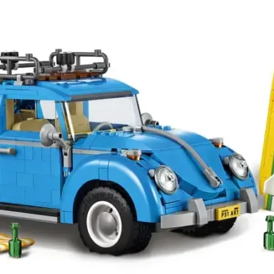 LEGO Modell des VW Käfers 10252 in Azurblau mit Dachgepäckträger, Surfbrett und roter Kühlbox.